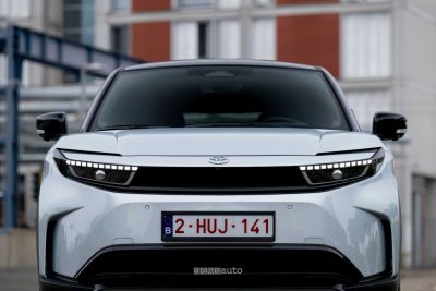 Toyota Urban Cruiser AWD firma luminosa anteriore