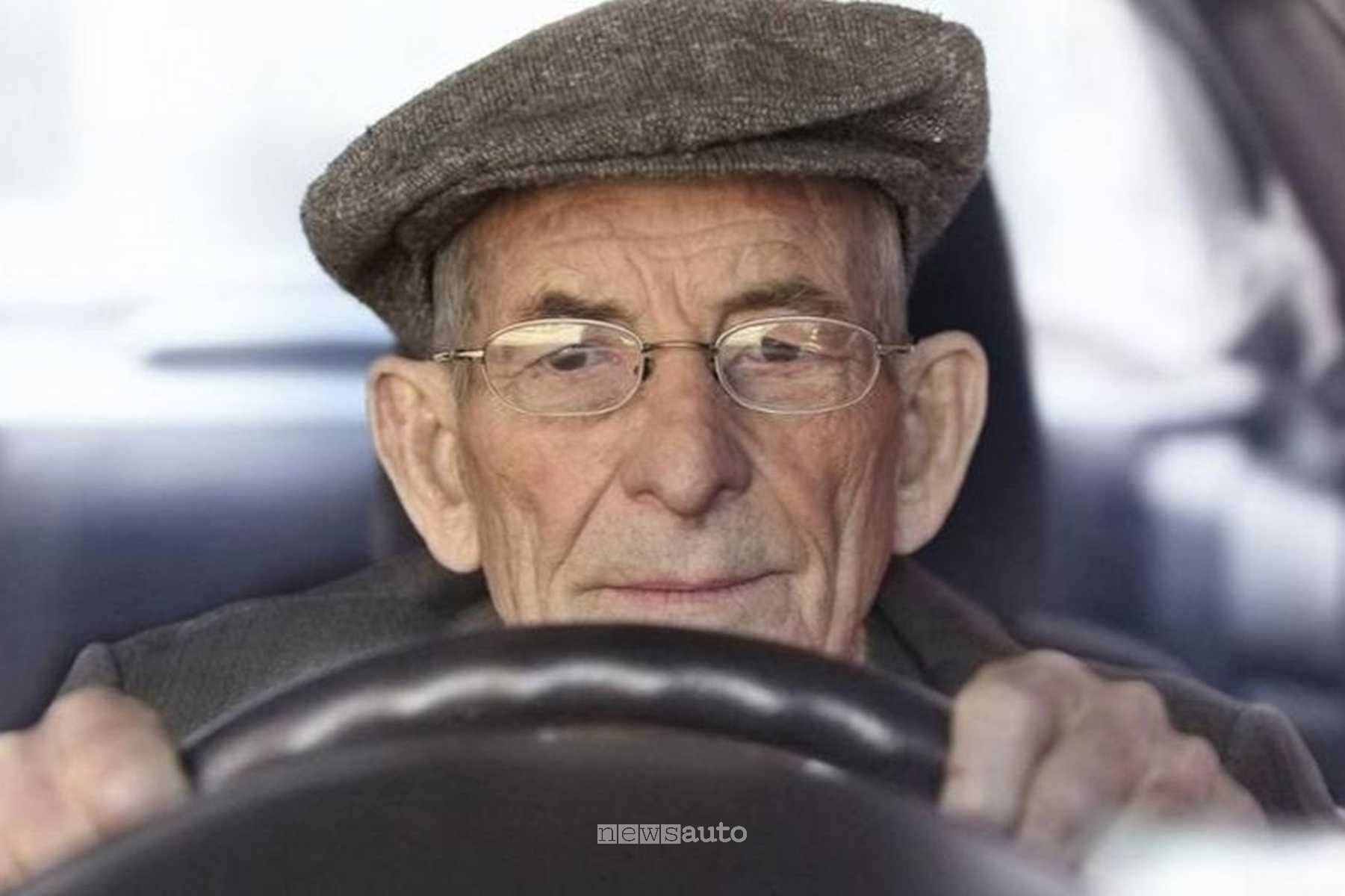 Anziani alla guida in Italia: rinnovo patente, limiti di età e visite mediche