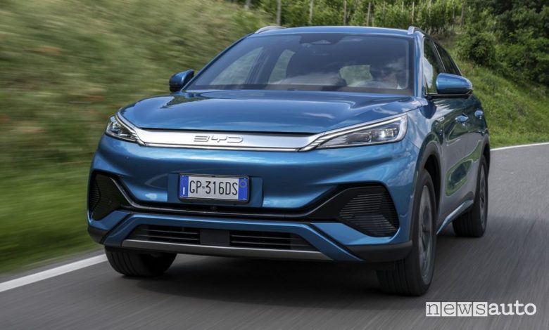 Nonostante i dazi la cinese BYD avanza di continuo in Europa con l'Atto 3 e altri modelli sia elettrici sia ibridi plug-in.