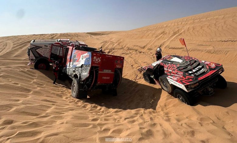 I fratelli Totani alle prese con un insabbiamento durante la decima tappa della Dakar 2026