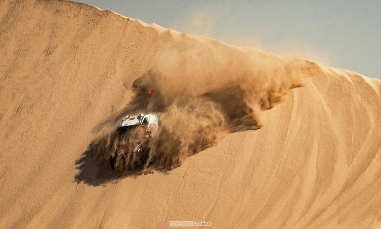Spettacolare passaggio del buggy dei fratelli Totani tra le dune del deserto dell’Arabia Saudita