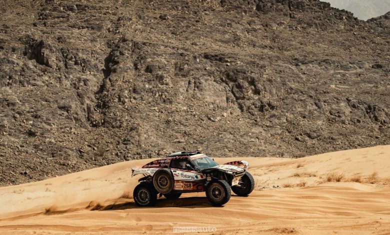 Il buggy dei fratelli Totani che taglia il traguardo della Dakar 2026