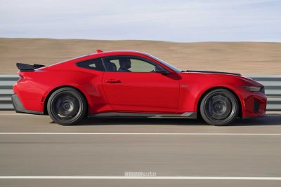 Ford Mustang Dark Horse SC in pista