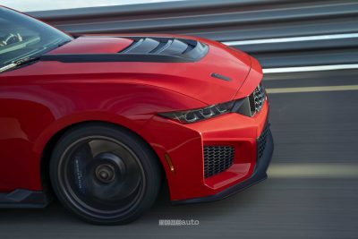 Ford Mustang Dark Horse SC in pista