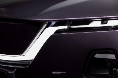 Mazda CX-6e griglia anteriore illuminata