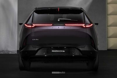 Mazda CX-6e firma luminosa posteriore