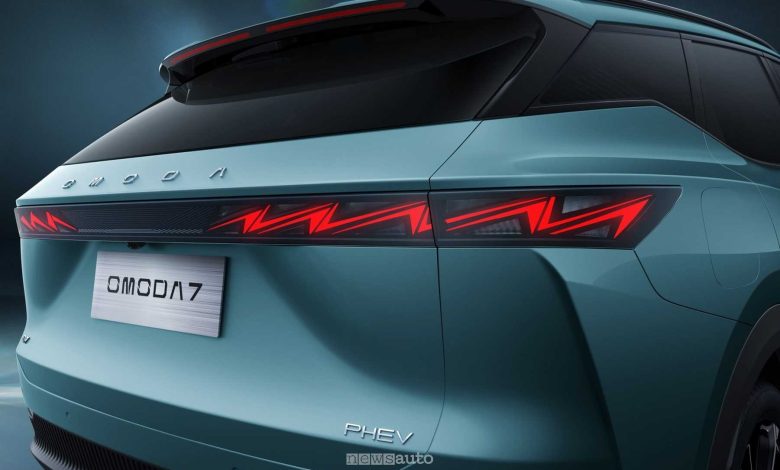 Omoda 7 SHS-P fari firma luminosa posteriore