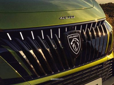 Peugeot 408 2026 mascherina e logo illuminato
