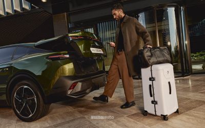 Peugeot 408 2026 apertura bagagliaio