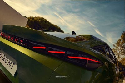 Peugeot 408 2026 fari posteriori LED