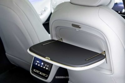 Xpeng P7+ 2026 tavolino sedile posteriore